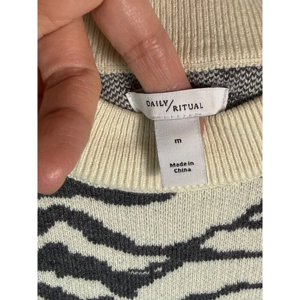 Daily Ritual Womens‎ Crewneck Sweater Animal Printed size Medium Outdoor Stretch
